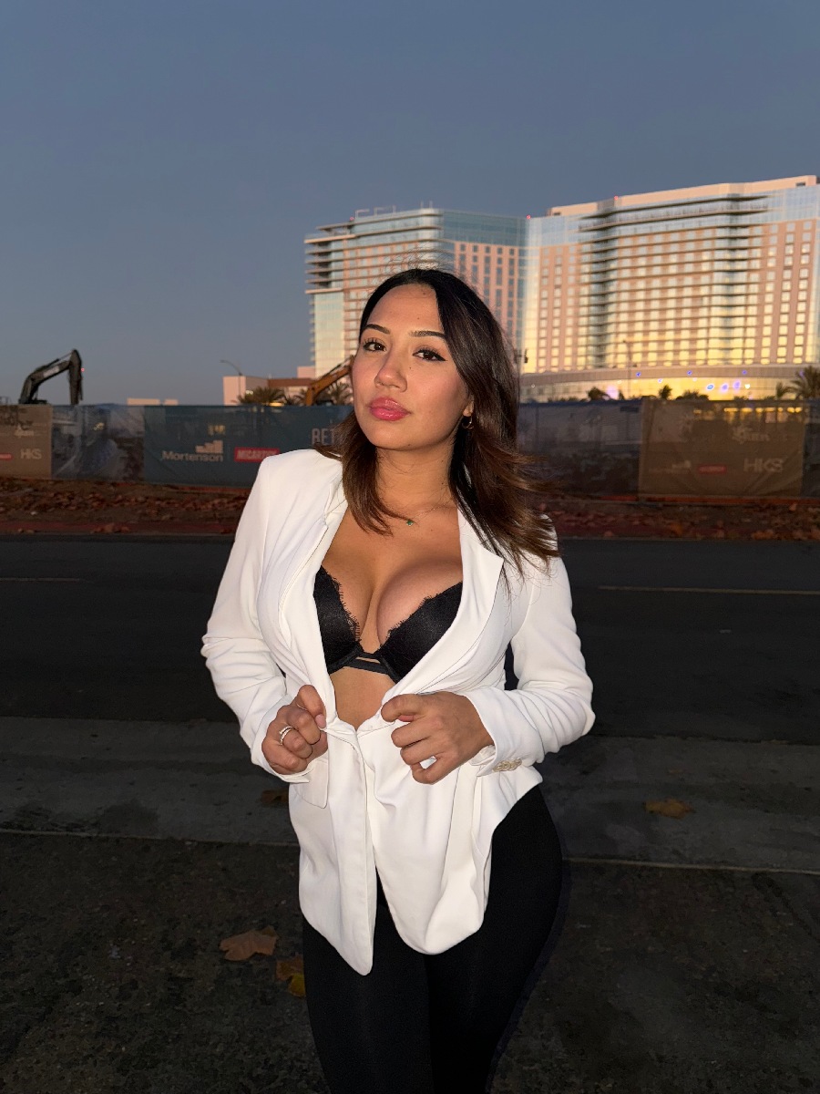 Take a pause and enjoy Ali Cruz — streaming from Montevideo