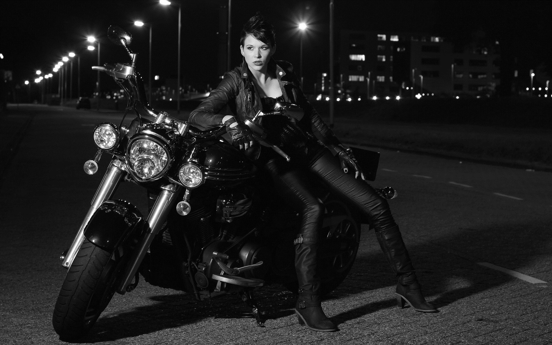 Photo Beautiful girls and motorcycles in Montevideo