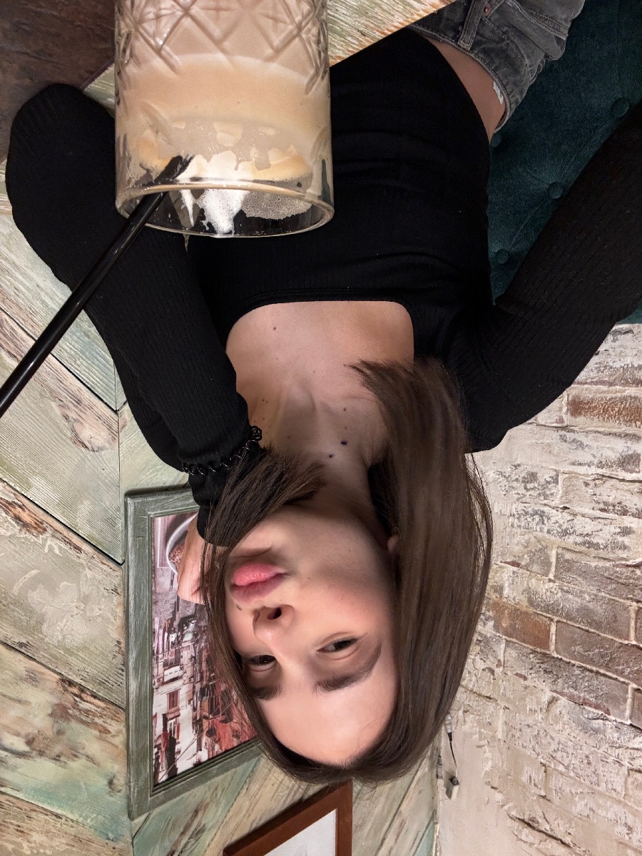 Fresh photos, fresh mood — Tina online in Montevideo